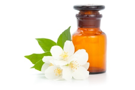 9808382-aromatherapie-jasmin-avec-bouteille-isolee-sur-fond-blanc